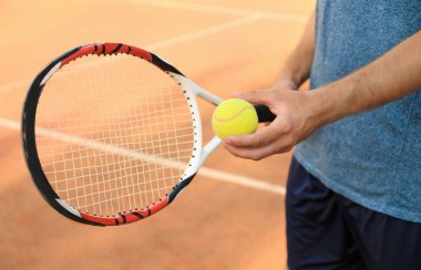 Tenis raketi ile adam