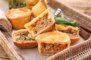 Lezzetli etli börek 