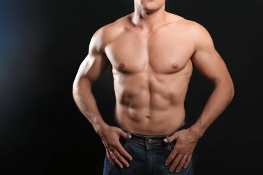 kaslı adam koyu arka plan üzerinde