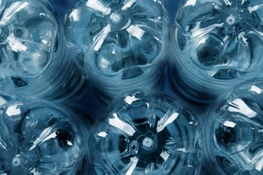 küme boş plastik şişe