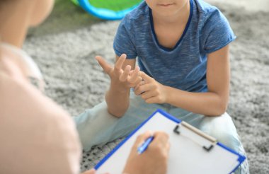 Genç psikolog Office küçük çocuk ile çalışma