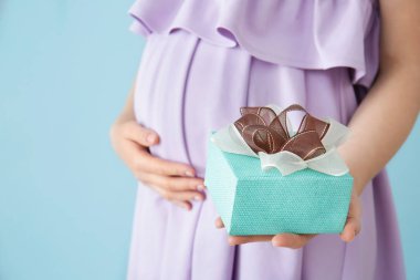 Bebek duş hediye tutan hamile kadın 
