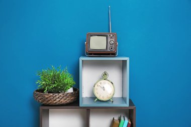 Raf renk duvara küçük eski Tv