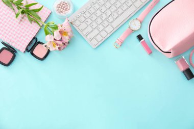 bilgisayar klavye ve çiçekler ile kozmetik