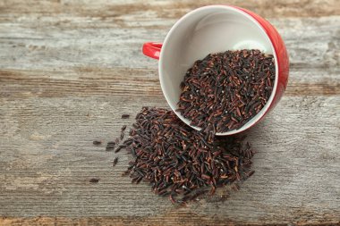 Çiğ pirinç fincanla 