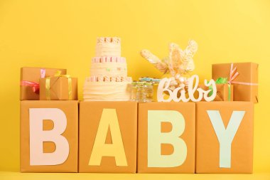 Hediyeler ve bebek pastası kompozisyonu 