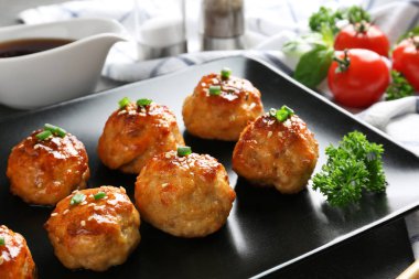Lezzetli köfte ile plaka