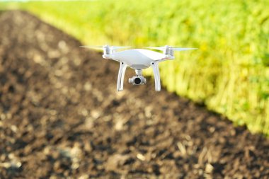 Modern quadcopter uçan