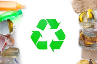 Geri dönüşüm işareti ve çöp