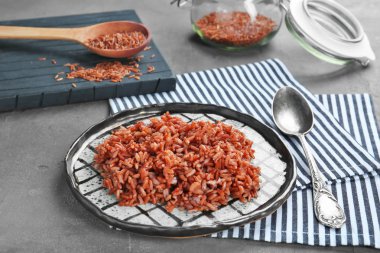 Tabak pişmiş pirinç tablo ile