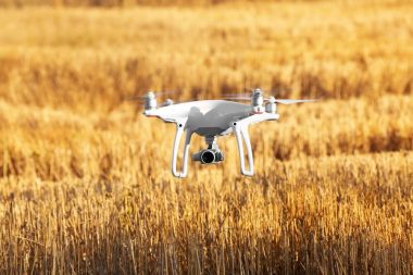 Modern quadcopter uçan