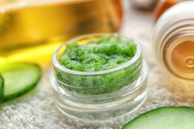 Salatalık maskesi ile jar 