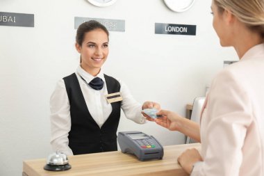 Genç kadın otel için ödeme