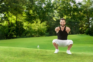 egzersiz yapan sportif erkek