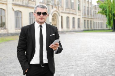 Cep telefonu kullanan iş adamı