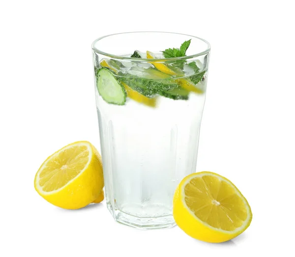 新鮮なキュウリの水レモン添え — ストック写真