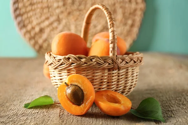 Proutěný koš a čerstvé meruňky — Stock fotografie