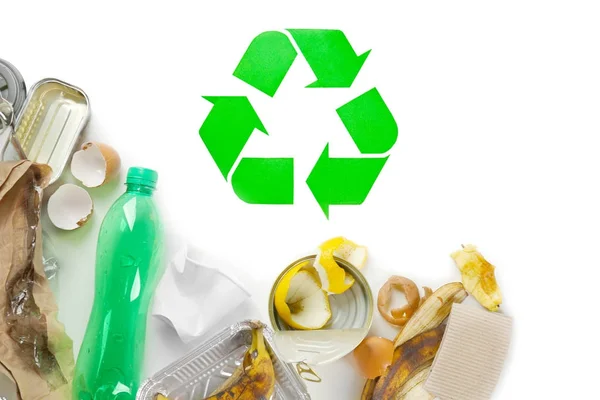 Sinal de reciclagem e lixo — Fotografia de Stock