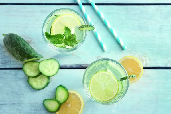 Glasögon av färsk gurka vatten med citrusfrukter och mynta — Stockfoto