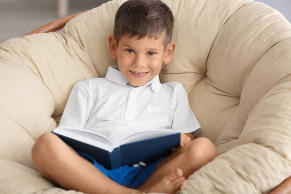 Bonito menino leitura livro em casa — Fotografia de Stock