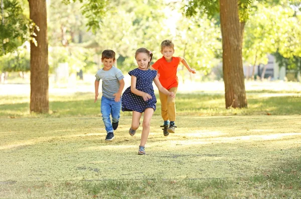 Groupe d'enfants dans le parc par une journée ensoleillée — Photo