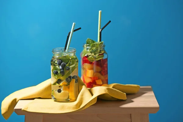 Mason jars infunderas vatten med frukter — Stockfoto