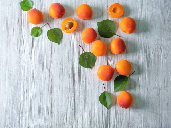 Čerstvé meruňky na dřevěné pozadí — Stock fotografie