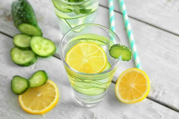 Пресная огуречная вода с лимоном — стоковое фото