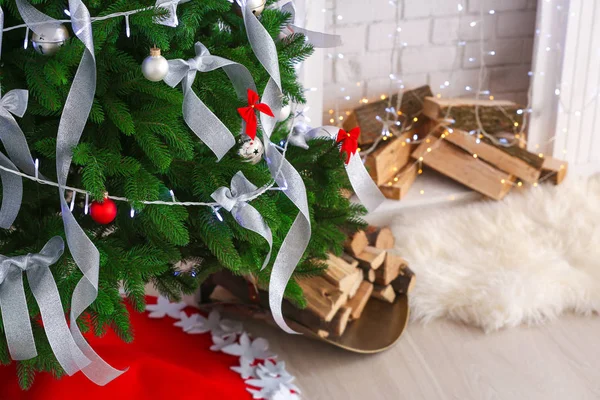Hermoso árbol de Navidad con falda en casa — Foto de Stock