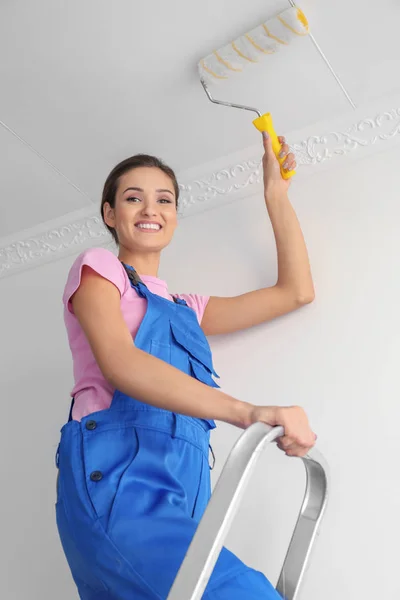 Ženské dekoratér malování stropu — Stock fotografie