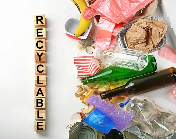 Composición con basura y palabra Reciclable — Foto de Stock