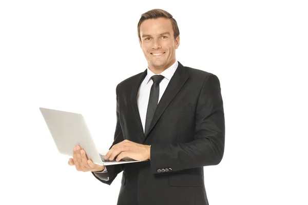 Jeune homme d'affaires utilisant un ordinateur portable sur fond blanc — Photo
