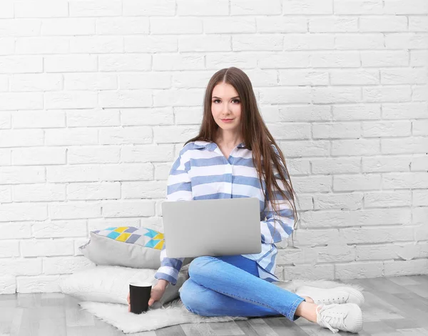 Junge Frau mit Laptop — Stockfoto