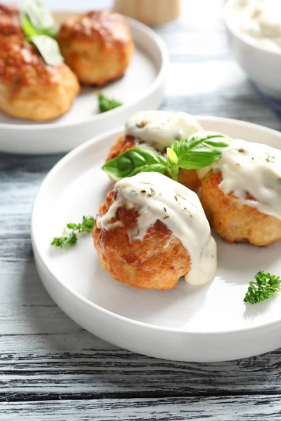 Deliciosas albóndigas con salsa — Foto de Stock