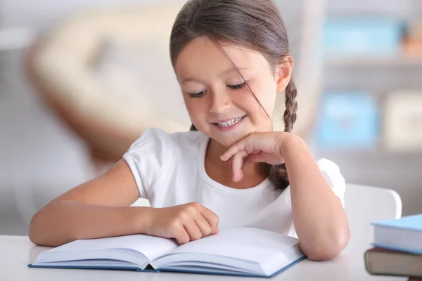 Bonito livro de leitura menina — Fotografia de Stock