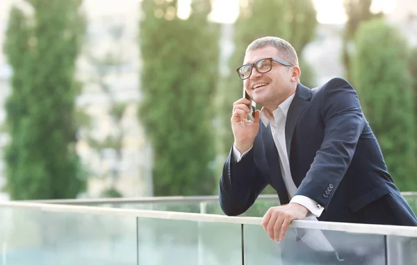 Empresario hablando por teléfono móvil — Foto de Stock