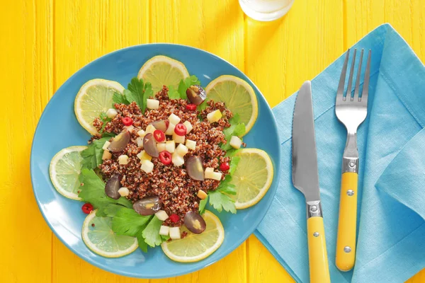 Quinoa salata ile plaka — Stok fotoğraf