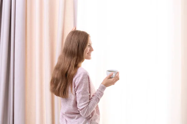 Mujer joven con taza de café — Foto de Stock