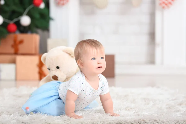 Adorável bebê no quarto decorado para o Natal — Fotografia de Stock