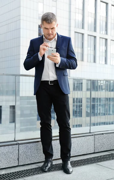 Hombre de negocios usando el teléfono móvil — Foto de Stock