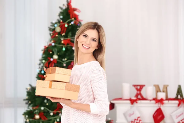 선물 상자를 들고 있는 젊은 여자 — 스톡 사진