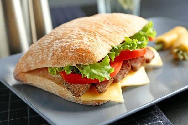 Delicioso sándwich de bistec —  Fotos de Stock