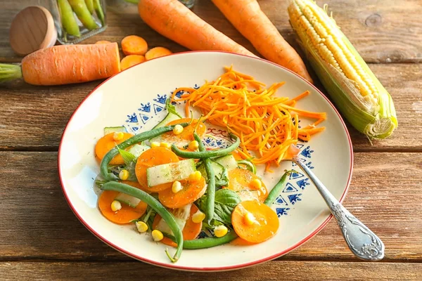 Тарілка зі смачним морквяним салатом на столі — стокове фото