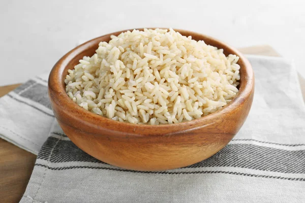 Kom met gekookte rijst op tafel — Stockfoto