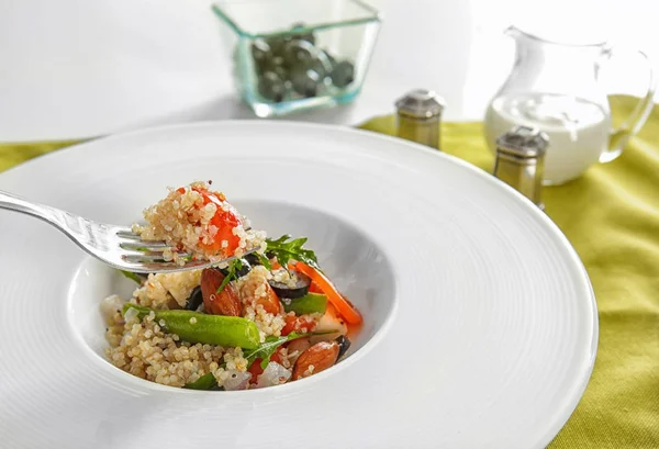 Çatal ve lezzetli quinoa salata, closeup ile plaka — Stok fotoğraf