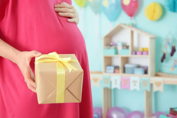 Wanita hamil memegang hadiah — Stok Foto