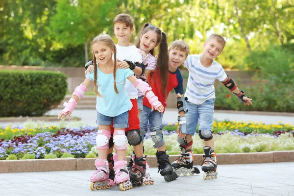 Aktive Kinder beim Rollschuhlaufen im Park — Stockfoto