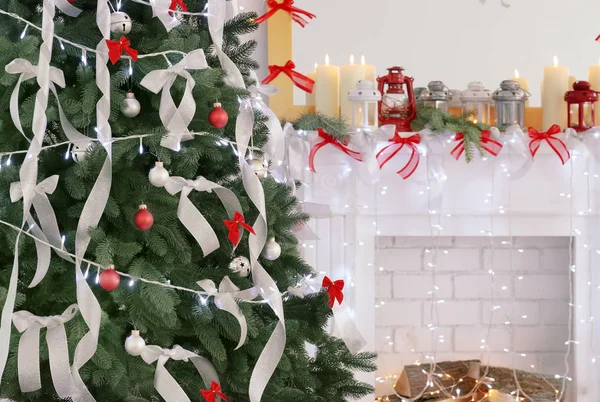 Beau sapin avec rubans argentés et lumières de Noël — Photo