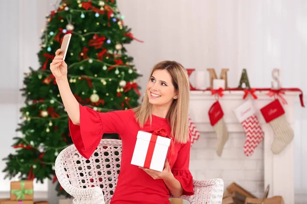 Jovem mulher no quarto decorado para o Natal — Fotografia de Stock