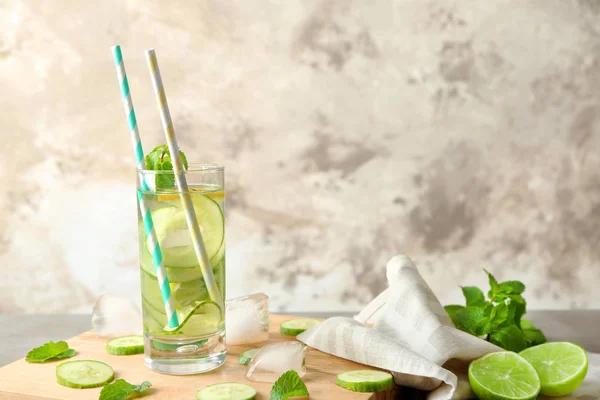 Deliciosa água refrescante com pepino — Fotografia de Stock